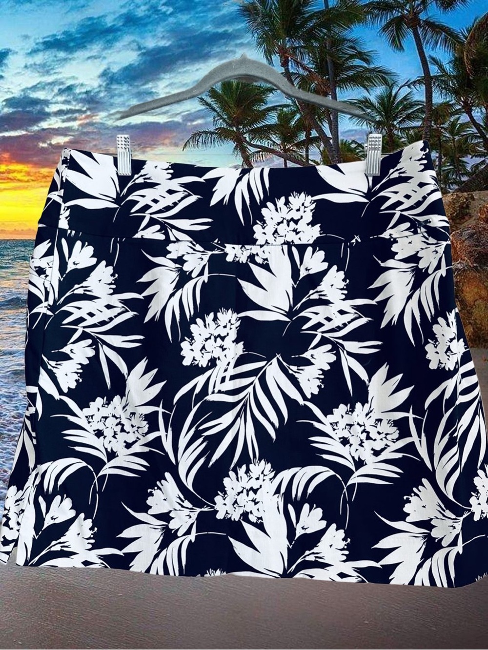 Women’s Black/White Floral Skort XXL
